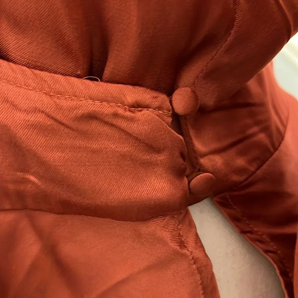 FLARE SLEEVES WITH RUFFLE DETAILS AND BUTTON SIDES AND FRONT CLOSURE - SMALL - Picture 7 of 8